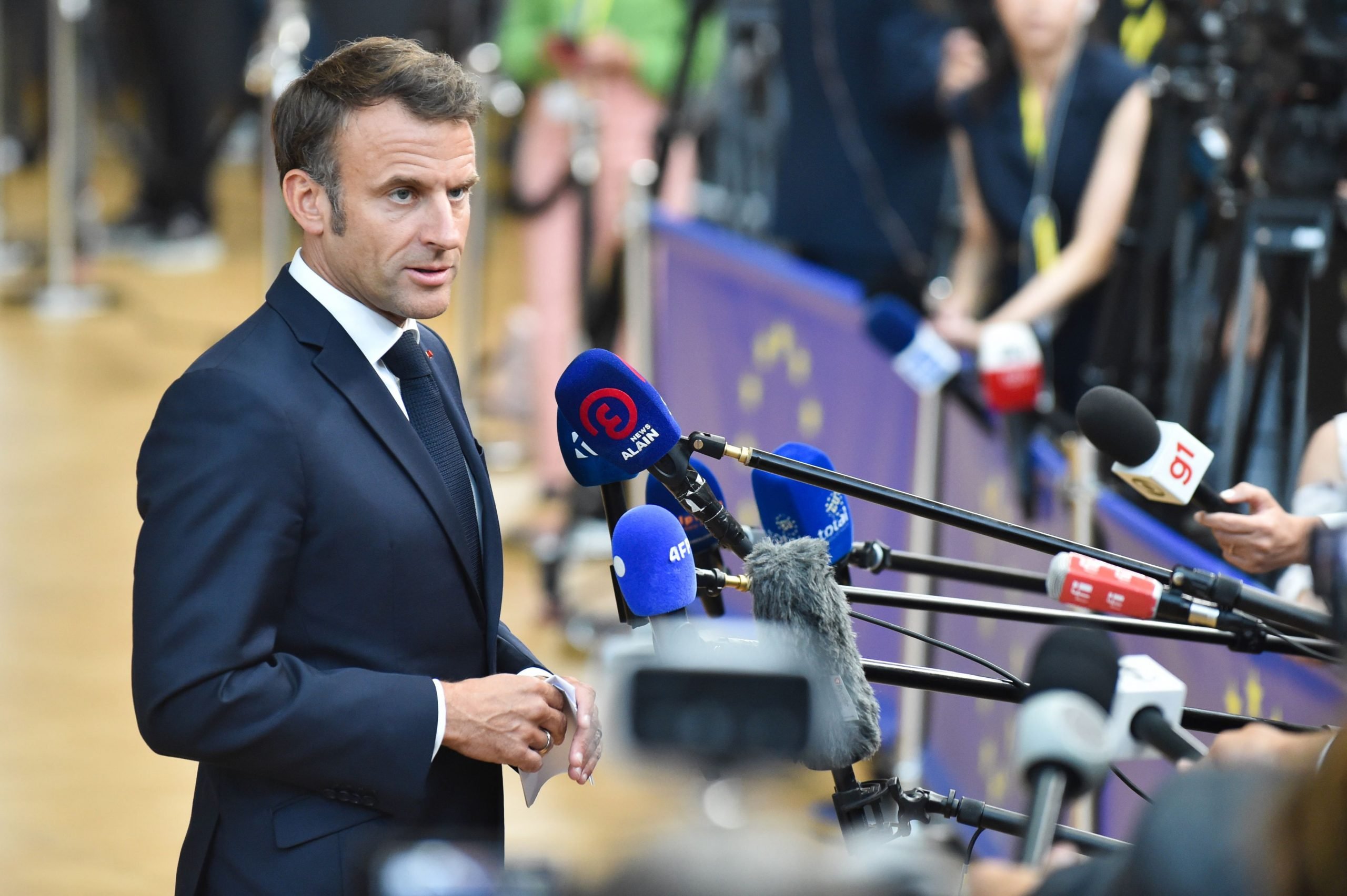 Emmanuel Macron Schimbă Mai Mulți Miniștri Drept Răspuns La Revoltele Din Iunie