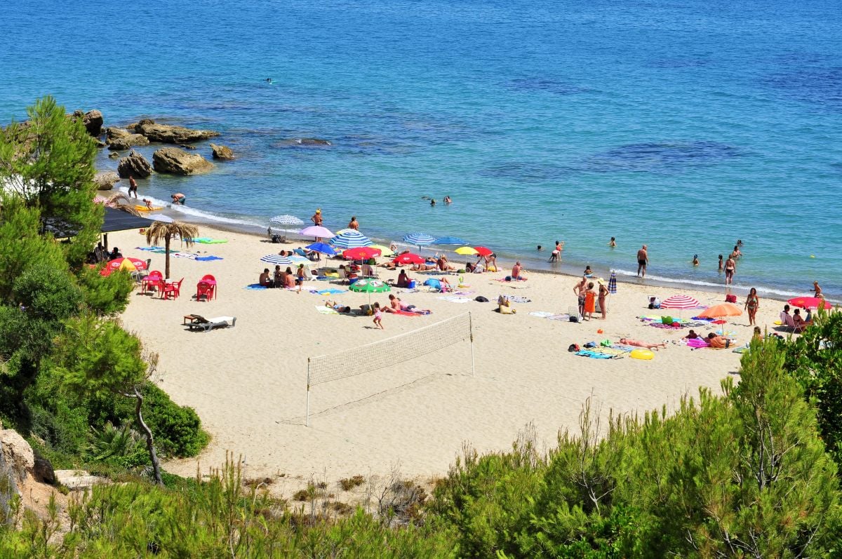 Campanie împotriva Turiștilor Care Stau în Costum De Baie Pe Plajele De Nudiști Din Catalonia. „E O Lipsă De Respect”