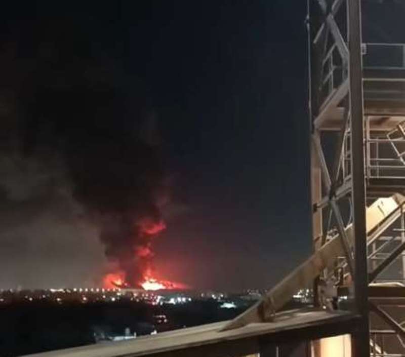 Incendiu Uriaș La Un depozit Din Sankt Petersburg. Aproape 300 De Pompieri S-au Luptat Cu Flăcările